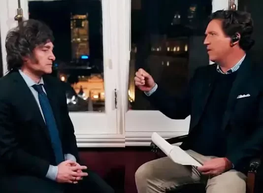 Mirá la impactante entrevista a Milei de Tucker Carlson: “yo no haré negocios con China ni con ningún comunista” Milei con Tucker Carlson