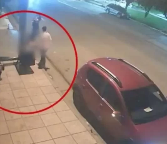 Agresión de tres mujeres a una joven a la salida de un boliche en Comodoro Rivadavia agresion a una joven en un boliche - video