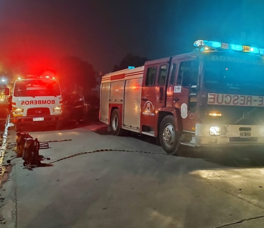 bomberos controlaron el fuego en un country
