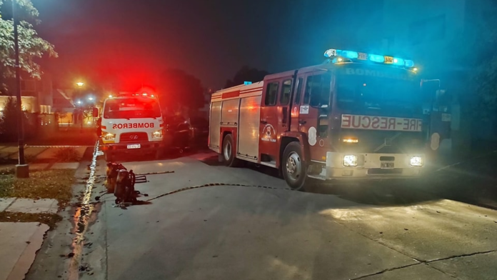 bomberos controlaron el fuego en un country