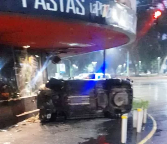 Vuelco y muerte a la madrugada en la puerta de La Pizzada de Plaza Alberdi choque en la pizzada