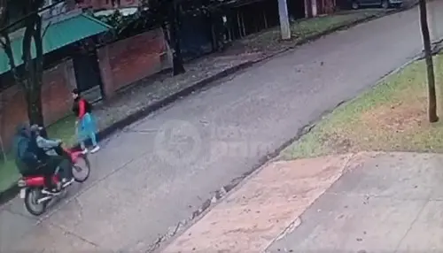 Malditos chorros | Atacaron a una mujer en Yerba Buena: todo quedó grabado chorros en yerba buena