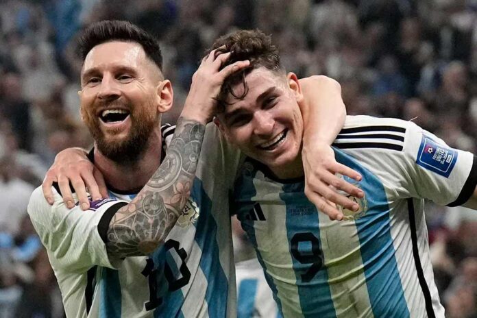messi-y-julian-alvarez Lionel Messi y Julián Álvarez nominados al mejor futbolista 2023