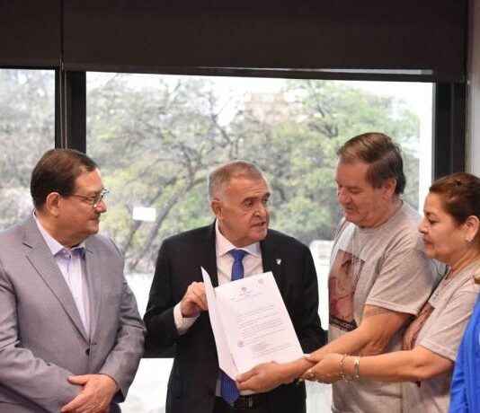 Jaldo recibió a los abuelos de Lucio Dupuy en la Legislatura
