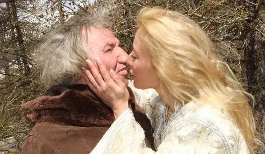 Bella francesa se casó con millonario ermitaño, que vivía como un oso, para cobrar la jugosa HERENCIA, pero… Sandrine Devillard se caso con millonario