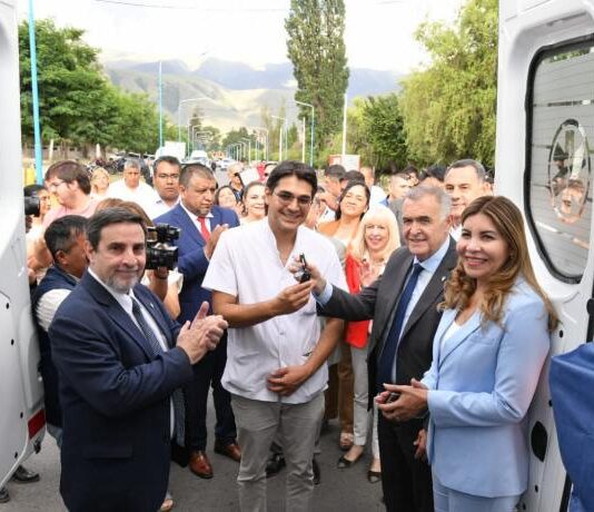 El Gobernador entregó dos ambulancias de alta complejidad