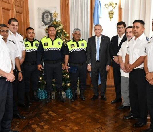 Jaldo felicitó a los policías «héroes» que trajeron al mundo al primer bebé del 2024