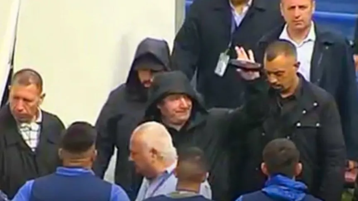 Javier Milei votó entre silbidos e insultos de socios