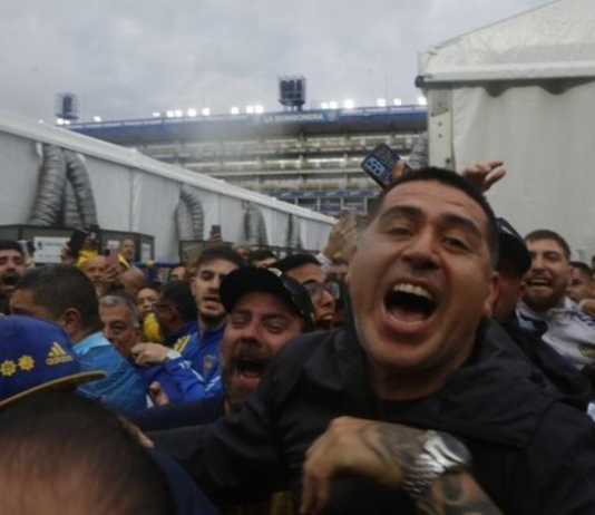 Riquelme votó y cantó con los hinchas