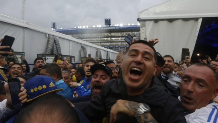 Riquelme votó y cantó con los hinchas