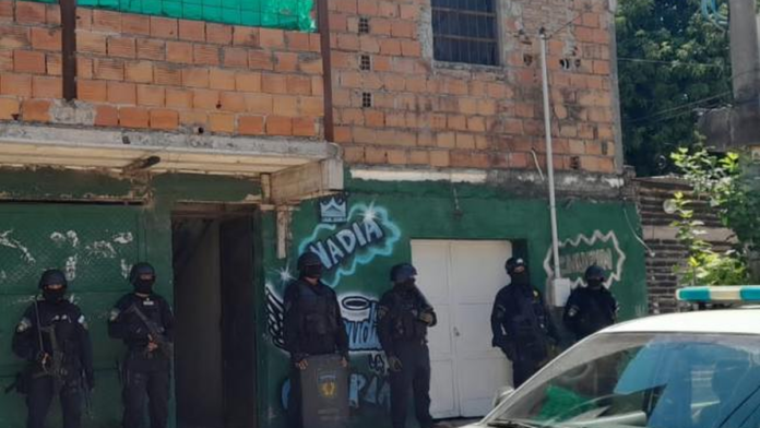 Tras allanamientos, secuestran drogas, armas y municiones