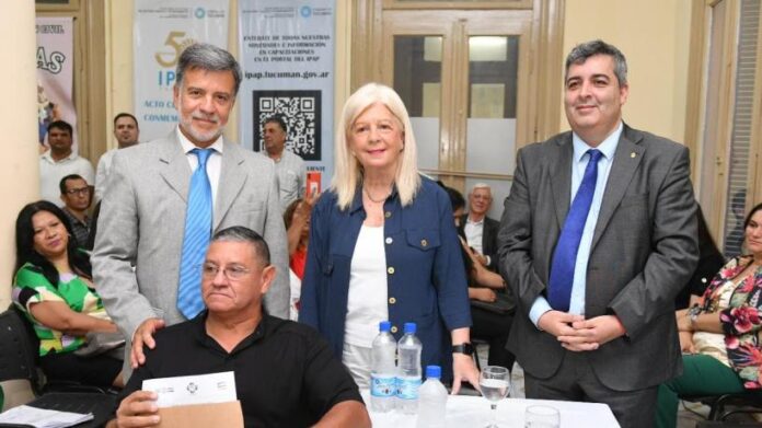 Certifican el normal funcionamiento y entregan personería jurídica a 60