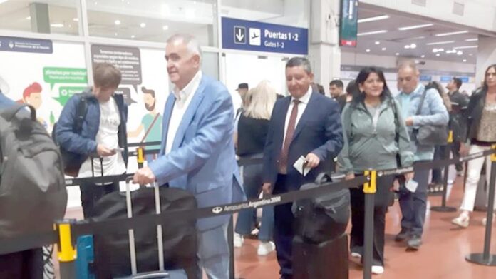 El Gobernador viajó a Buenos Aires y se reunirá con