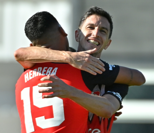 River goleó a Deportivo Riestra y lidera su zona