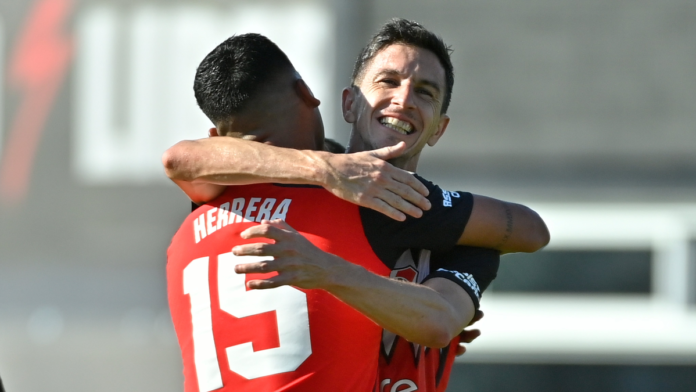River goleó a Deportivo Riestra y lidera su zona