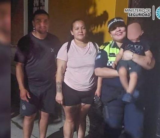 Una mujer Policía salvó a un bebé que se ahogaba en una pileta