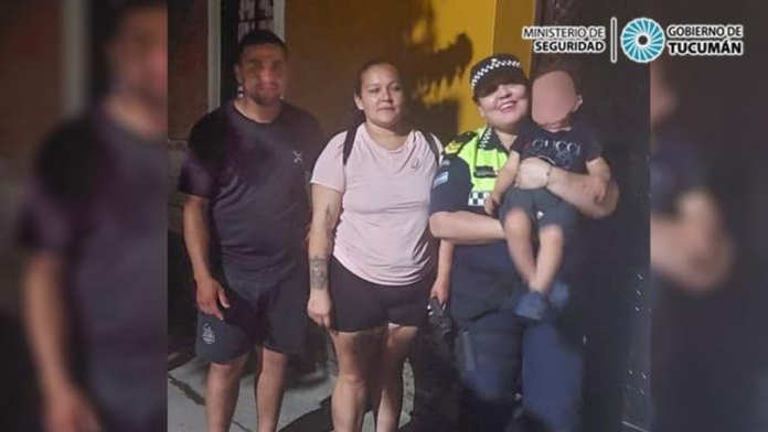 Una mujer Policía salvó a un bebé que se ahogaba