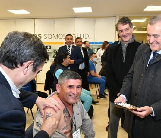 Con la presencia de Jaldo comenzó la vacunación contra el Dengue