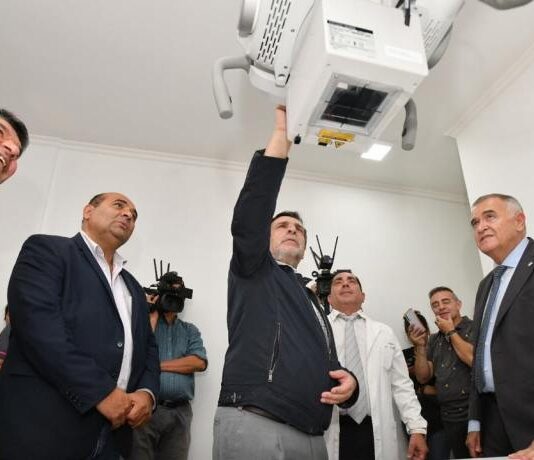 Jaldo entregó equipamiento para la sala de rayos X del hospital de Trancas
