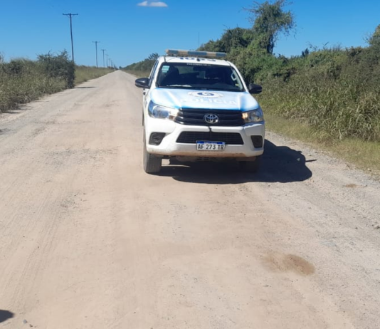 Perdió el control de su moto y cayó al camino de ripio