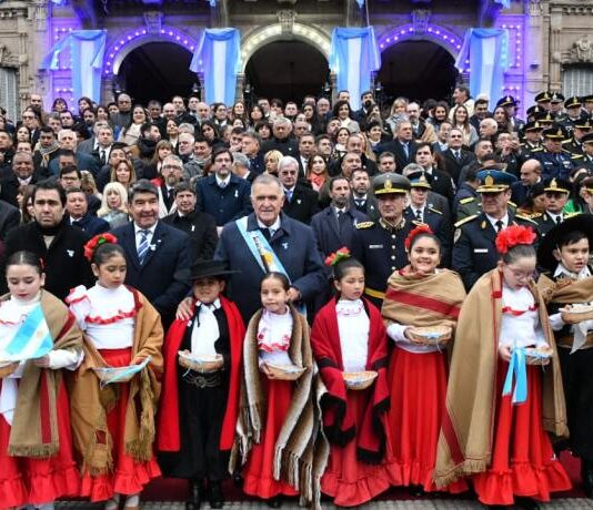 Con el tradicional chocolate patrio, inició el festejo por el 214° aniversario de la Revolución de Mayo