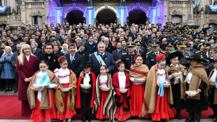 Con el tradicional chocolate patrio, inició el festejo por el