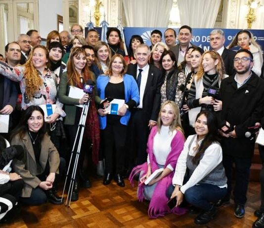 El gobernador Osvaldo Jaldo saludó a los periodistas en su día