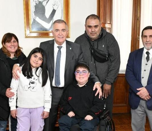 El Gobernador entregó una silla de ruedas postural a un joven de 17 años