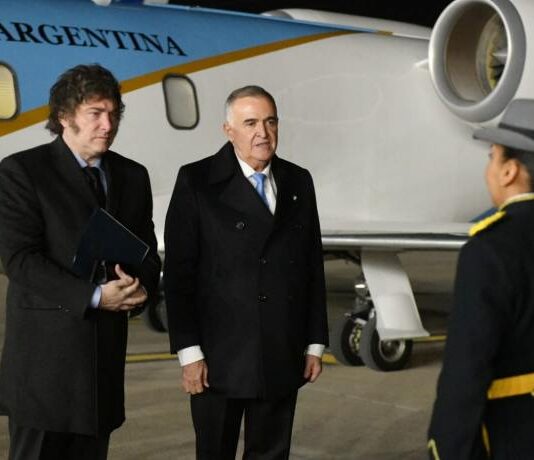 El gobernador Jaldo recibió al presidente Milei en el Aeropuerto tucumano