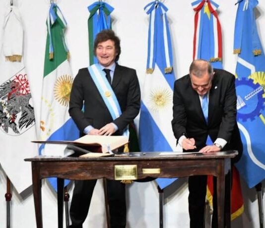 El presidente Milei firmó el pacto de Mayo con Jaldo y 17 gobernadores