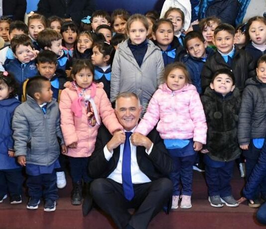 El Gobernador recibió a estudiantes de la Escuela Nº8 Bartolomé Mitre de Trancas