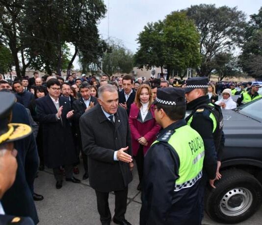 Jaldo entregó móviles a la Policía para reforzar la seguridad