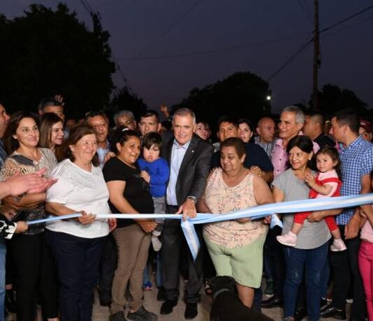 Jaldo inauguró pavimento articulado y alumbrado público en Lastenia