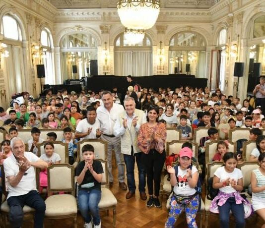 Jaldo recibió a escolares y docentes del interior tucumano en Casa de Gobierno