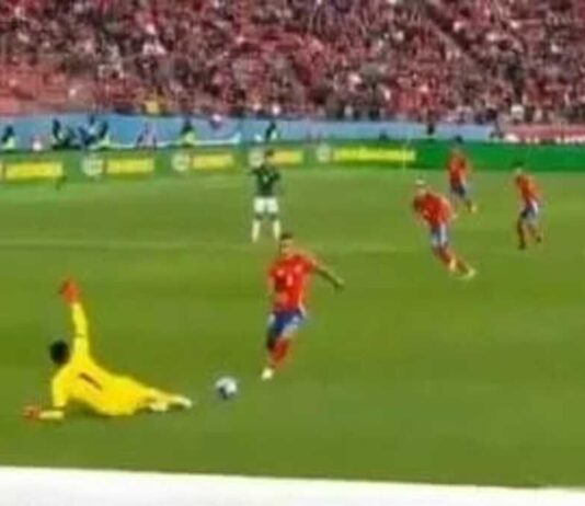 Polémico gol de Chile cuando Lampe quedó lesionado en el piso