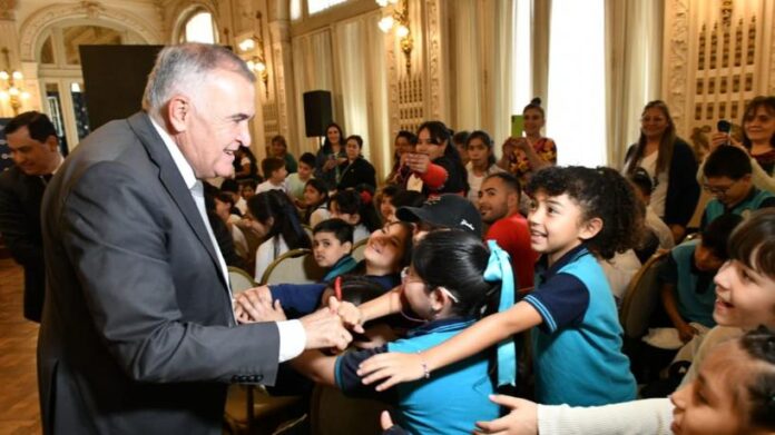 Alumnos de la Capital y el Interior conocieron al Gobernador