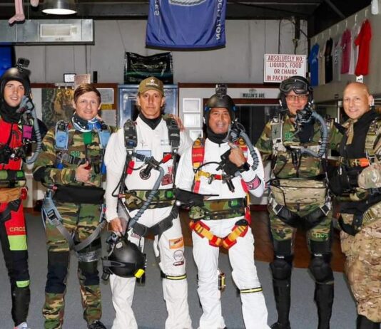 Dos paracaidistas argentinos saltaron en caída libre desde la estratósfera