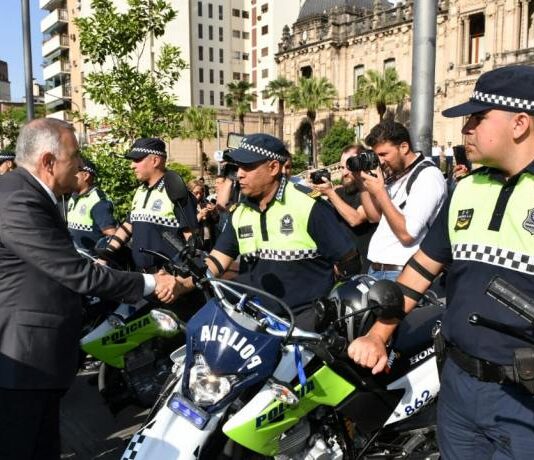 El gobernador Jaldo entregó 100 motos nuevas a la fuerza de seguridad