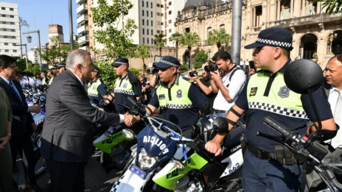 El gobernador Jaldo entregó 100 motos nuevas a la fuerza