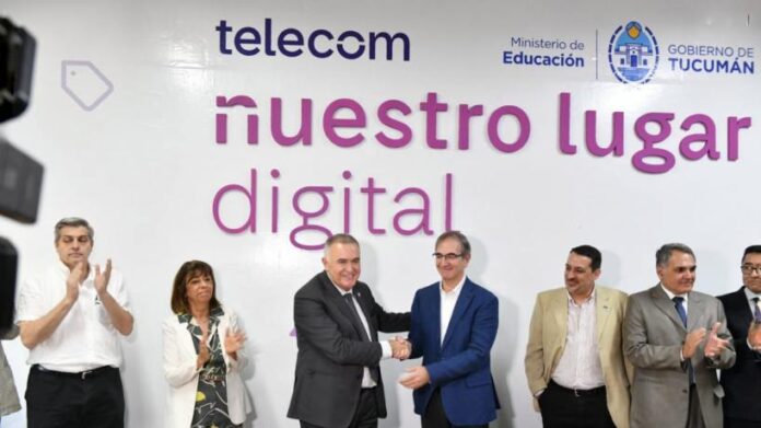 Jaldo inauguró un aula digital junto con autoridades de Telecom