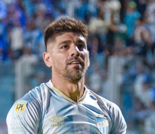 Atlético se floreó en el regreso de Lucas Pusineri y goleó a Sarmiento por 5-0