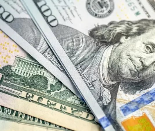 En el debut sin cepo, el dólar sube 8% y los bancos actualizan su cotización al valor oficial