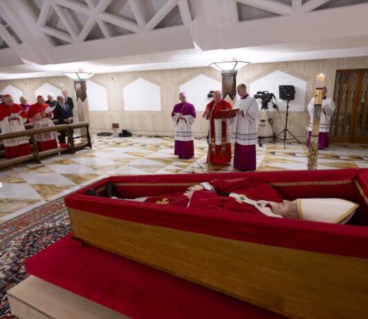 Las primeras imágenes del papa Francisco en su féretro en el Vaticano papa