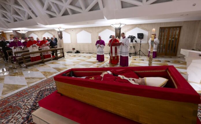 Las primeras imágenes del papa Francisco en su féretro en papa