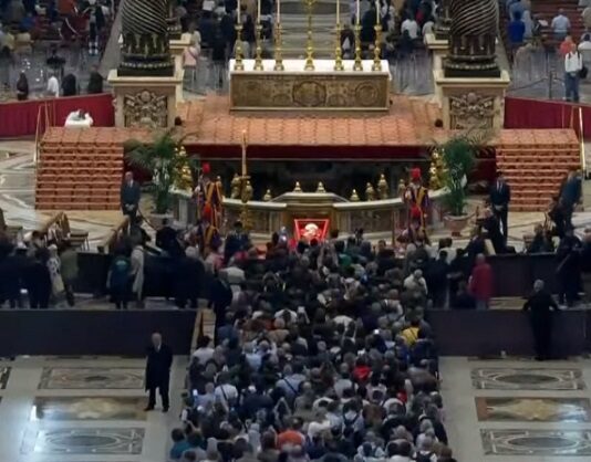 Los fieles dan el último adiós al papa Francisco en la Basílica de San Pedro papa