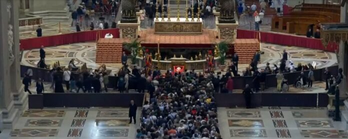 Los fieles dan el último adiós al papa Francisco en papa
