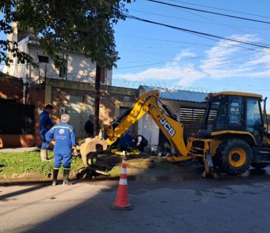La SAT está trabajando para reparar una importante fuga de agua en Delfín Gallo y Rivadavia