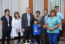 Jaldo recibió a Ricardito, el niño de Catamarca que fue salvado por el sistema de salud tucumano