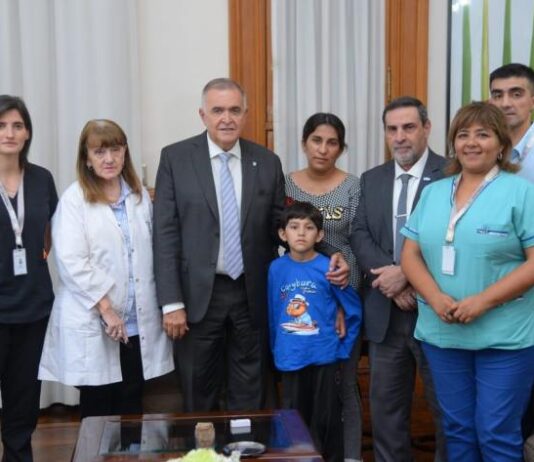 Jaldo recibió a Ricardito, el niño de Catamarca que fue salvado por el sistema de salud tucumano