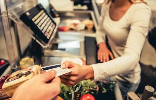 Crece el endeudamiento en las familias, más de la mitad recurre al crédito para comprar alimentos